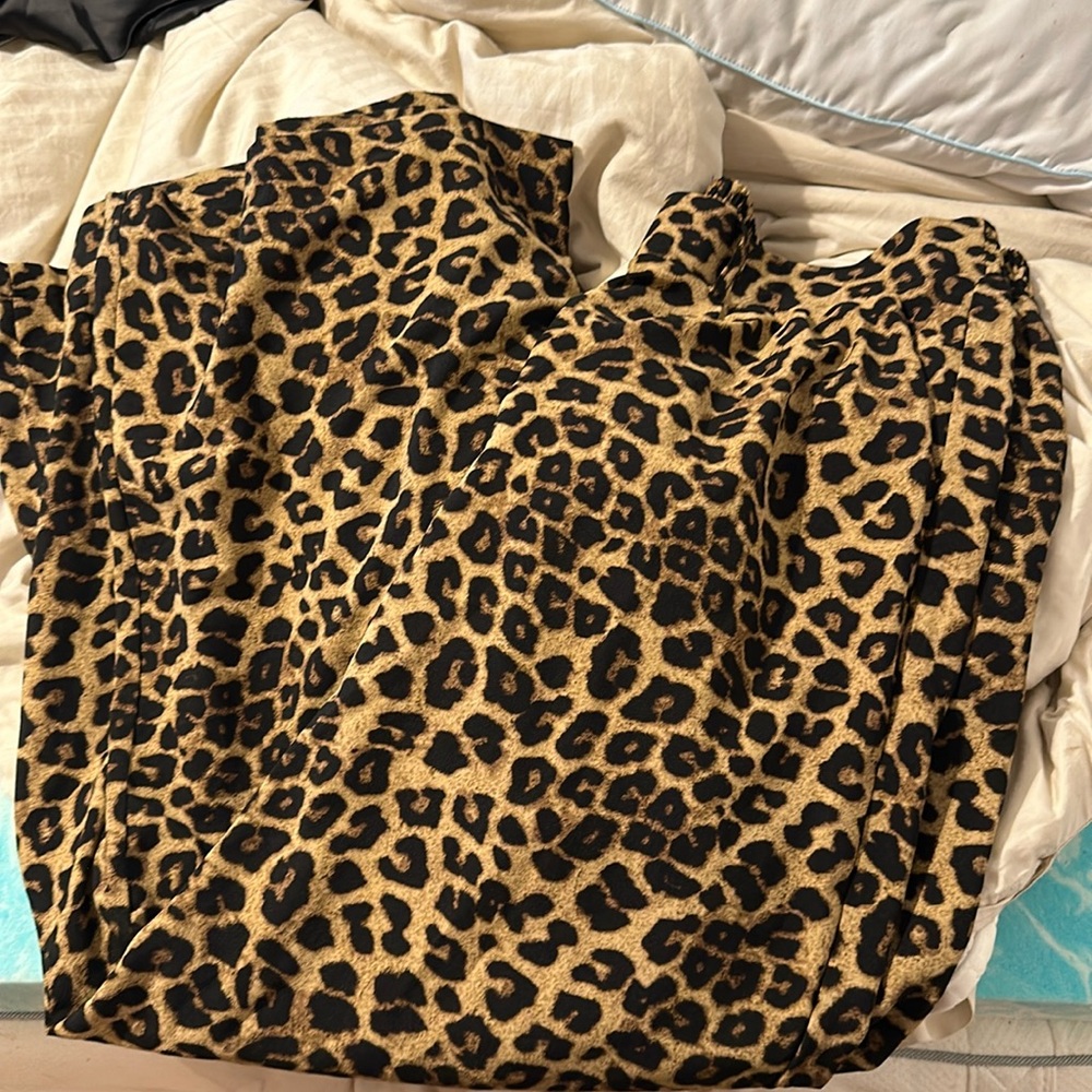 Beautiful leopard wide leg nice pants.